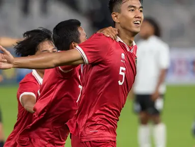 Pemain belakang timnas Indonesia U-20, Kakang Rudianto merayakan golnya ke gawang Fiji pada laga International Friendly Match di Stadion Utama Gelora Bung Karno, Jumat (17/2/2023). Timnas Indonesia U-20 berhasil meraih kemenangan perdana dengan skor 4-0 dalam turnamen mini yang digelar sebagai bagian persiapan jelang tampil di Piala Asia U20 2023. (Liputan6.com/Faizal Fanani)