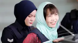 Warga negara Vietnam yang menjadi tersangka kasus pembunuhan Kim Jong-nam, Doan Thi Huong meninggalkan Pengadilan Tinggi Shah Alam di Malaysia, Senin (1/4). Doan Thi Huong lolos dari jerat hukuman mati dan dijadwalkan bakal bebas bulan depan. (AP/Vincent Thian)