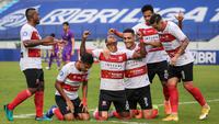 Pemain Madura United, Hugo Gomes "Jaja" (tengah) melakukan selebrasi bersama rekan setim usai mencetak gol pertama ke gawang Persik Kediri dalam laga pekan ke-13 BRI Liga 1 2021/2022 di Stadion Moch. Soebroto, Magelang, Rabu (24/11/2021). (Bola.com/Bagaskara Lazuardi)