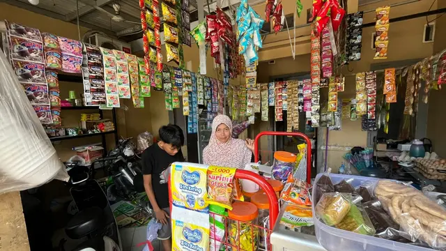 Ernawati Sedang Melayani Pelanggan di Warung Sembakonya