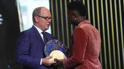 Penghargaan yang diterima oleh Vinicius Jr tersebut diberikan langsung oleh Pangeran Monako. 
(AP Photo/Michel Euler)