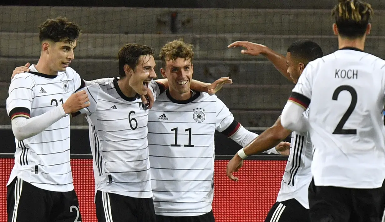 Penyerang Jerman, Gianluca Waldschmidt berselebrasi dengan rekan-rekannya usai mencetak gol ke gawang Turki pada pertandingan persahabatan di Stadion RheinEnergie, Cologne, Kamis  (8/10/2020). Jerman bermain imbang 3-3 atas Turki. (AP Photo/Martin Meissner)