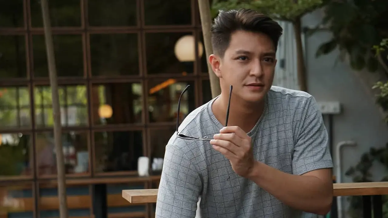 FOTO: Gaya Pesinetron Jonathan Andriano dalam Busana Kasual yang Simpel