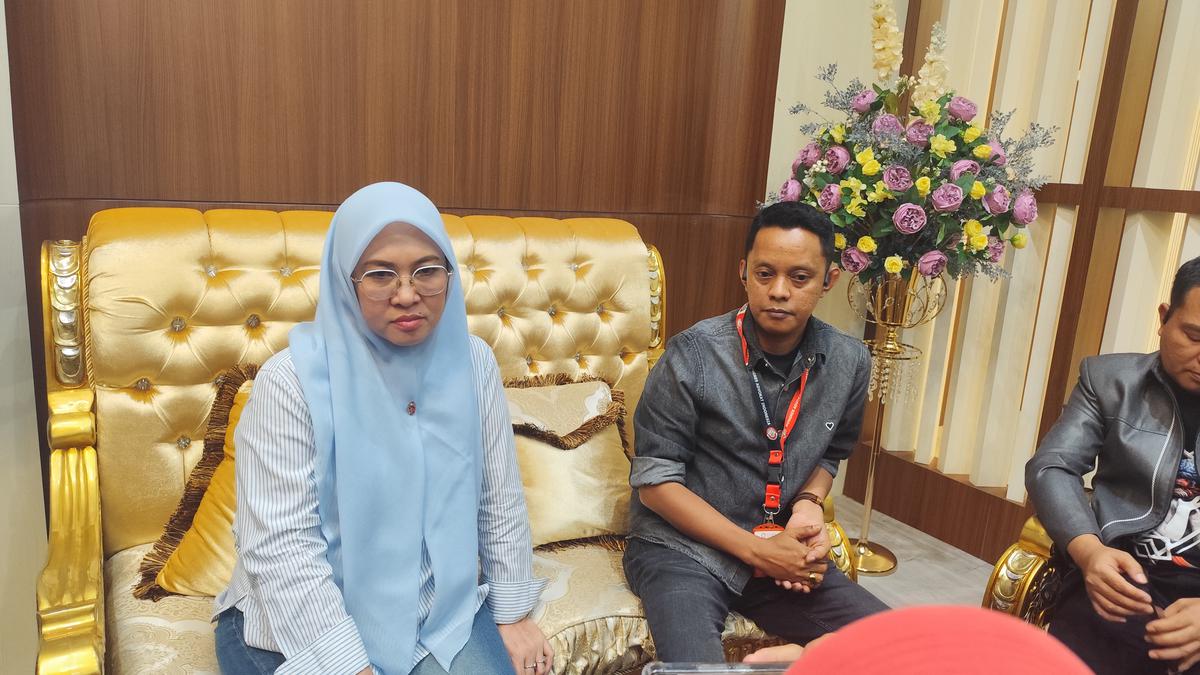 Bupati Gowa Sitti Husniah Talenrang didampingi kuasa hukum Adhi Bintang. (merdeka.com/Ihwan Fajar).