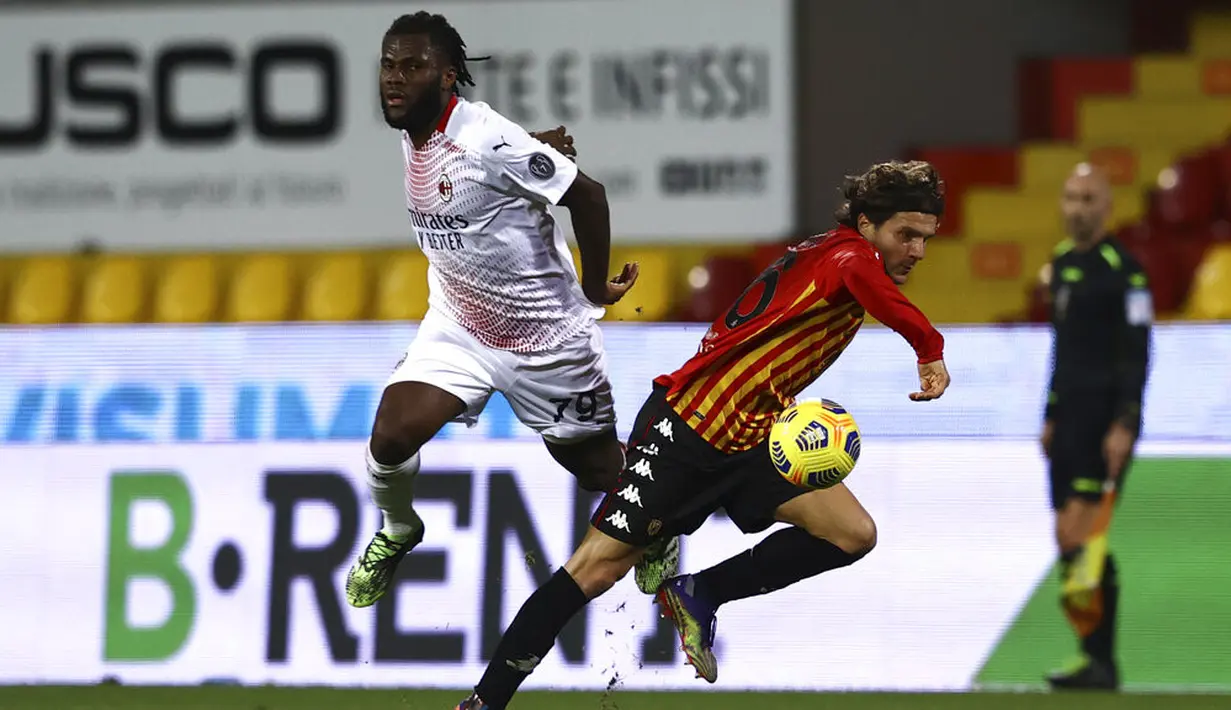Pemain AC Milan Frank Kessie (kiri) berebut bola dengan pemain Benevento Perparim Hetemaj pada  pertandingan Liga Italia di Stadion Vigorito, Benevento, Italia, Minggu (3/1/2021). (Alessandro Garofalo/LaPresse via AP)