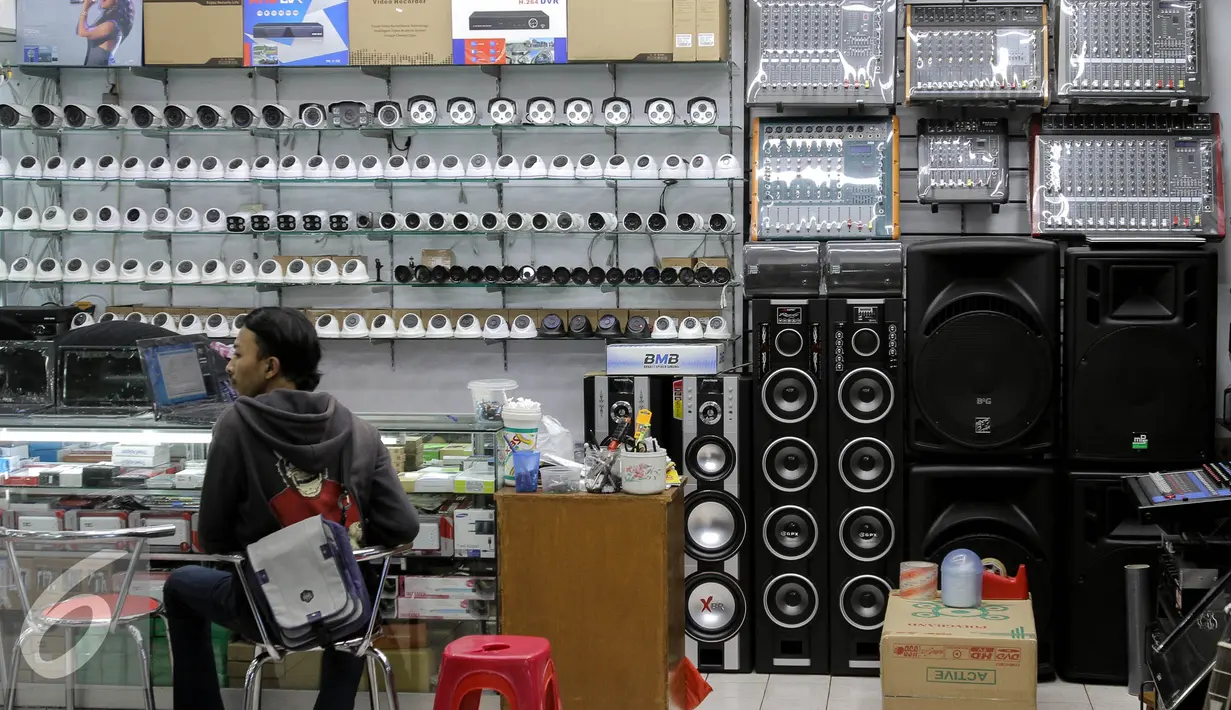 Suasana di salah satu toko elektronik di Glodok, Jakarta, Selasa (25/8/2015). Dampak pelemahan nilai tukar Rupiah atas Dollar Amerika yang menembus angka Rp 14 ribu menyebabkan tingkat penjualan barang elektronik menurun. (Liputan6.com/Faizal Fanani)