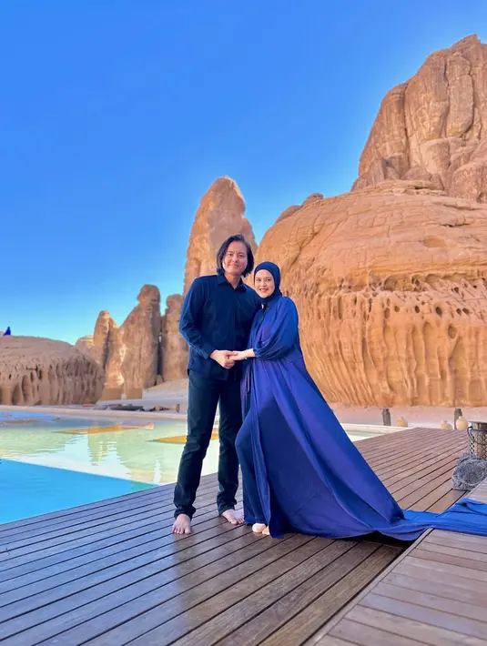Sementara itu, Cut Meyriska tampil elegan kenakan one set berupa blouse, loose pants, dan hijab warna senada. [@risiko cutratumey].