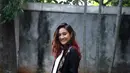 Salshabilla merepresentasikan sosok Lee dalam cerita novel berjudul Revenge. Salshabilla saat menjalani pemotretan untuk cover novel di gedung Falcon Pictures, Duren Tiga, Jakarta Selatan, Senin (18/12/2017). (Nurwahyunan/Bintang.com)