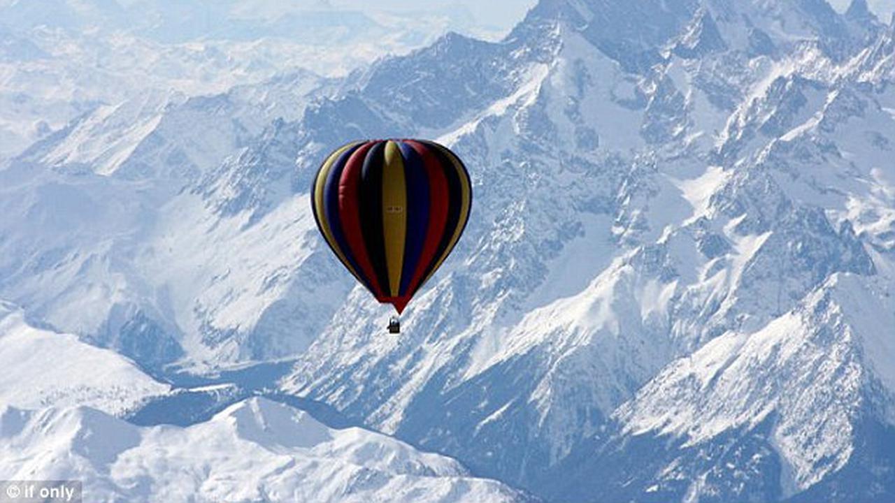 Sensasi Menjelajah Mount Everest dengan Balon Udara