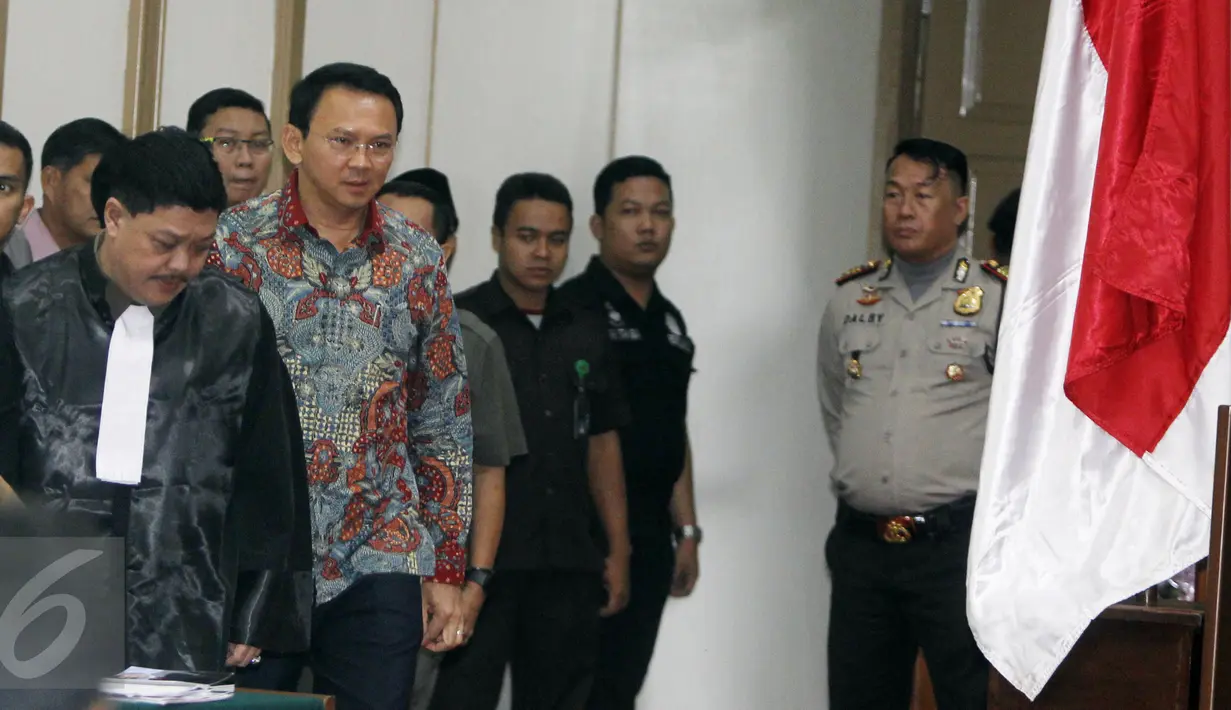 Gubernur DKI Jakarta non aktif Basuki T Purnama bersiap menjalani sidang ke-9 kasus dugaan penistaan agama di PN Jakarta Utara, Selasa (7/2). Sidang mendengarkan keterangan dua saksi fakta dan satu saksi ahli dari MUI.  (Liputan6.com/Isra Triansyah/Pool)