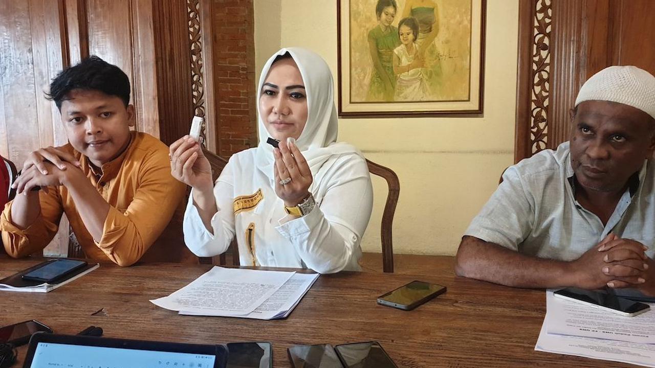 Mereka juga meminta Presiden Joko Widodo mencabut keputusan Mendikbud Ristek Nadiem Makarim yang telah mecabut gelar profesor 2 guru besar UNS.