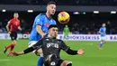 Bek Empoli, Fabiano Parisi (kanan) berebut bola dengan bek Napoli, Amir Rrahmani dalam laga pekan ke-17 Serie A Liga Italia di Stadion San Paolo pada Senin (13/12) dini hari WIB. Napoli secara mengejutkan tumbang di markas sendiri saat menjamu Empoli, 0-1. (Tiziana FABI / AFP)
