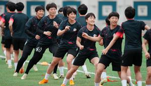 Tim sepak bola Korea Utara, Naegohyang melakukan persiapan menjelang laga semifinal Liga Champions Asia Putri 2026 melawan klub Korea Selatan, Suwon FC. (AP Photo/Lee Jin-man)