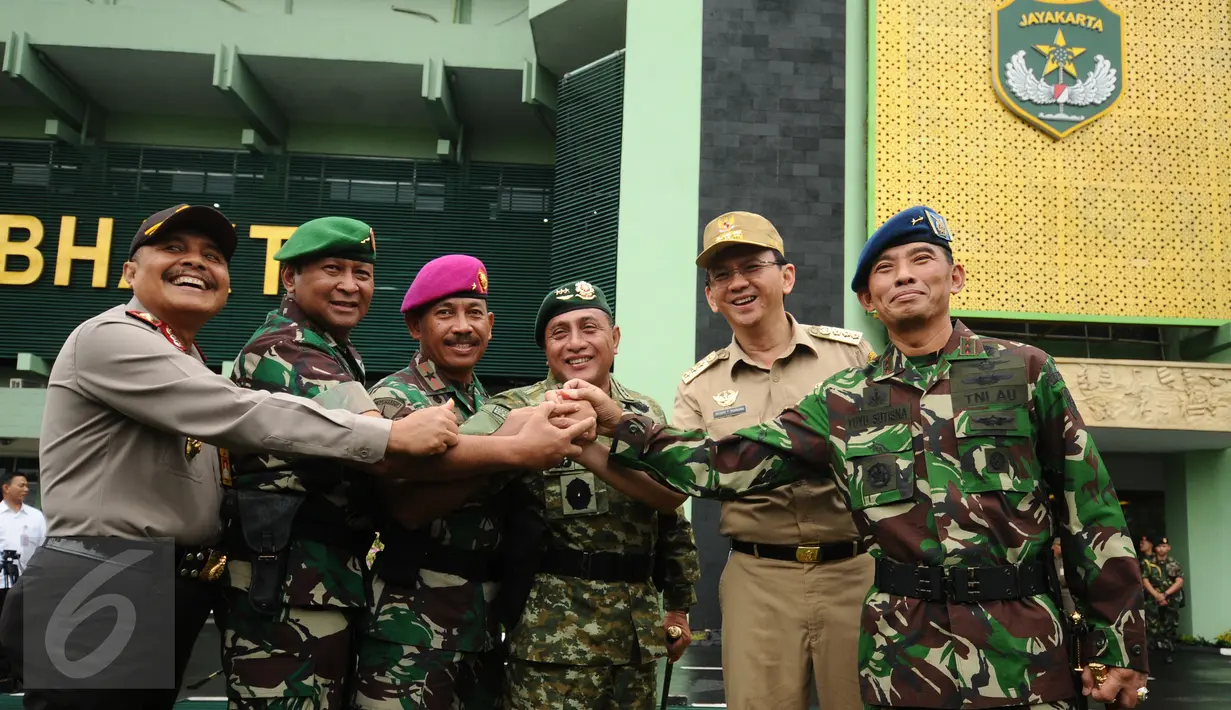 Gubernur DKI Jakarta, Basuki Tjahaja Purnama (kedua kanan) bersalam komando dengan jajaran TNI/Polri usai apel gabungan di Makodam Jaya, Jakarta, Rabu (17/2/2016). Apel bentuk kesiapan pengamanan KTT OKI, Maret mendatang. (Liputan6.com/Helmi Fithriansyah)