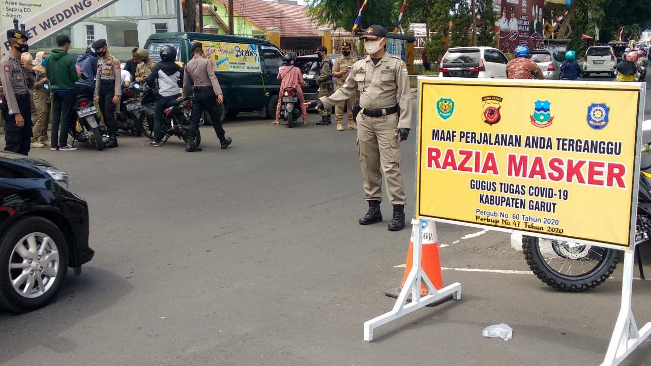 Sejumlah petugas gabungan melakukan razia masker di kabupaten Garut, Jawa Barat.