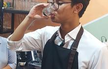 Kunjungi Kafe Mempekerjakan Kaum Disablitas di Kupang, Alam Ganjar Unjuk Kebolehan Jadi Barista