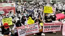 Massa dari tenaga honorer berbagai instansi dan daerah menggelar aksi unjuk rasa di depan gedung DPR RI, Jakarta, Senin (7/8/2023). (Liputan6.com/Johan Tallo)