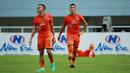 Para pemain Persiraja Banda Aceh tampak lesu usai ditaklukkan Persela Lamongan 0-1 dalam laga pekan ke-5 BRI Liga 1 2021/2022 di Stadion Pakansari, Bogor, Selasa (28/9/2021). (Bola.com/ M Iqbal Ichsan)