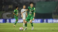 Aksi pemain Persebaya Surabaya,&nbsp;Francisco Rivera saat bertanding melawan PSIM Yogyakarta&nbsp;pada BRI Super League 2025/2026 di Stadion Gelora Bung Tomo, Surabaya,&nbsp;Jumat (8/8/2025). (Bola.com/Abdul Aziz)&nbsp;