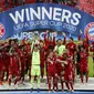 Pemain Bayern Munchen mengangkat trofi gelar juara Piala Super Eropa 2020 usai mengalahkan Sevilla di Puskas Arena, Budapest, Jumat (25/9/2020) dini hari WIB. Bayern Munchen menang 2-1 atas Sevilla. (AFP/Bernadett Szabo/pool)