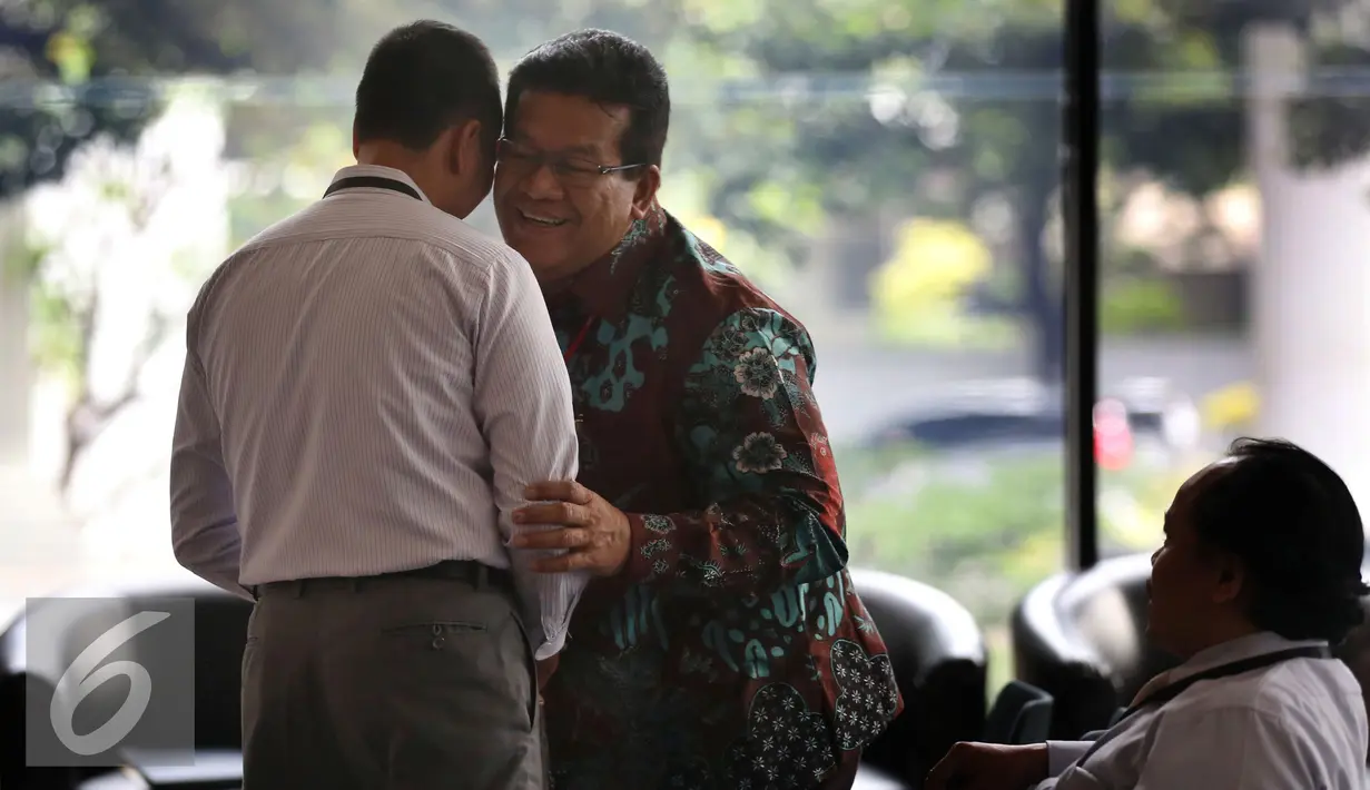 Widodo Supriadi menyapa kenalannya di lobi saat menunggu untuk diperiksa di Gedung KPK, Jakarta, Rabu (2/11). Widodo diperiksa sebagai saksi terkait kasus penjualan gula yang melibatkan tersangka Farizal. (Liputan6.com/Johan Tallo)
