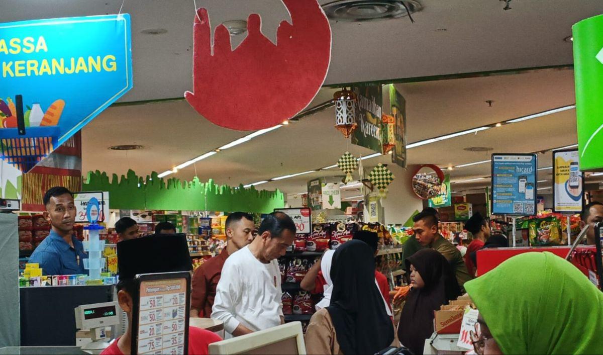 Jokowi menyebut, anak-anak yatim memilih sendiri baju lebaran di Plaza Atrium.<br>