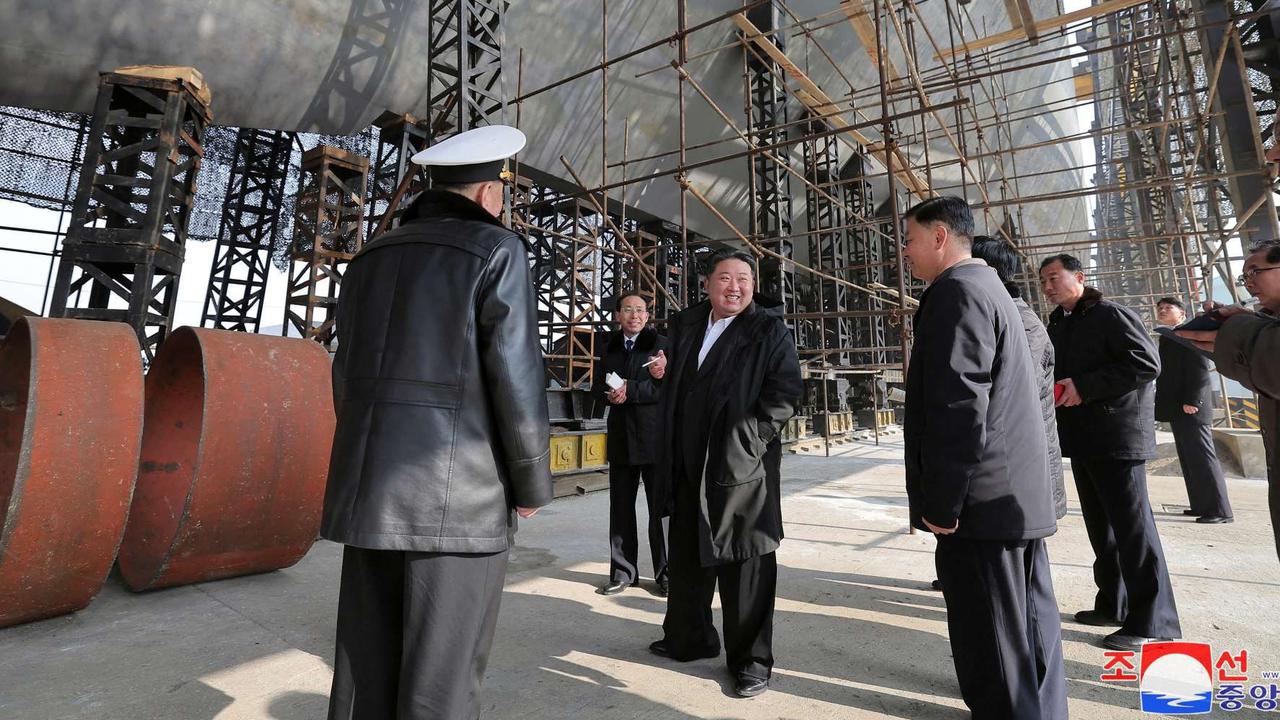 FOTO: Wajah Semringah Kim Jong-un Bangun Kapal Selam Raksasa Bertenaga Nuklir, Ancaman Baru untuk Korsel dan AS