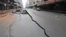 Pandangan umum tentang jalan yang rusak di Johannesburg pada 20 Juli 2023, menyusul ledakan yang tidak dapat dijelaskan yang terjadi selama jam sibuk pada 19 Juli 2023. (Luca Sola / AFP)