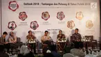 Dr. Hendri Saparini (kedua kanan) memaparkan segala tantangan dan peluang politik yang akan dihadapi pada tahun 2018, pada acara Rembuk Nasional 2017, "Outlook 2018" di Jakarta, Kamis (21/12). (Liputan6.com/Faizal Fanani)