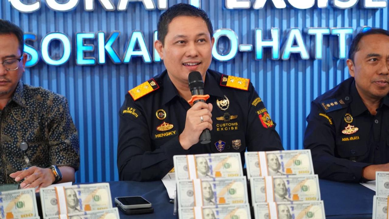 Bea Cukai Soekarno-Hatta Tindak Pembawaan Uang Kertas Asing Senilai Rp6,3 Miliar