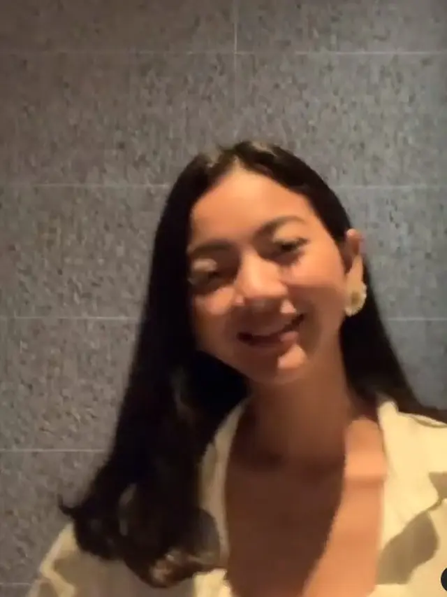 6 Potret Glenca Chysara saat Cover Lagu Tanpa Batas Waktu