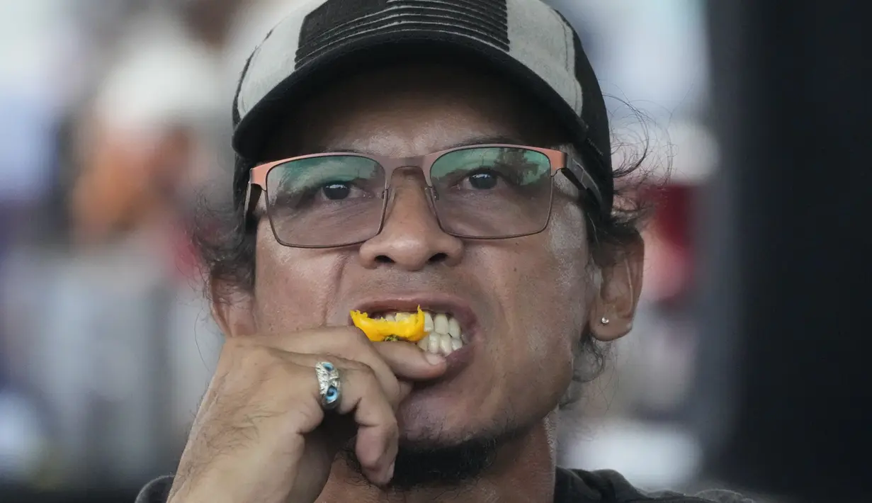 Lomba makan cabai Carolina Reaper Yellow tersebut digelar dalam rangka perayaan Hari Kemerdekaan Filipina.  (AP Photo/Aaron Favila)