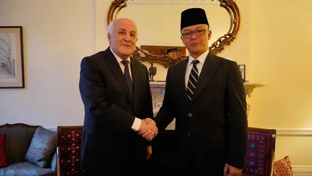 Menteri Luar Negeri Republik Indonesia (Menlu RI) Sugiono melakukan pertemuan bilateral dengan Wakil Tetap Palestina untuk PBB Riyad Mansour di Kantor Perwakilan Palestina di New York (16/2/2026).