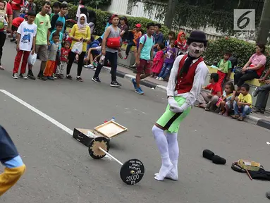 Seniman pantomim tampil menghibur pengunjung car free day di Jakarta, Minggu (1/7). Aksi tersebut dilakukan guna mengumpulkan biaya yang akan digunakan untuk menikah. (Liputan6.com/Immanuel Antonius)