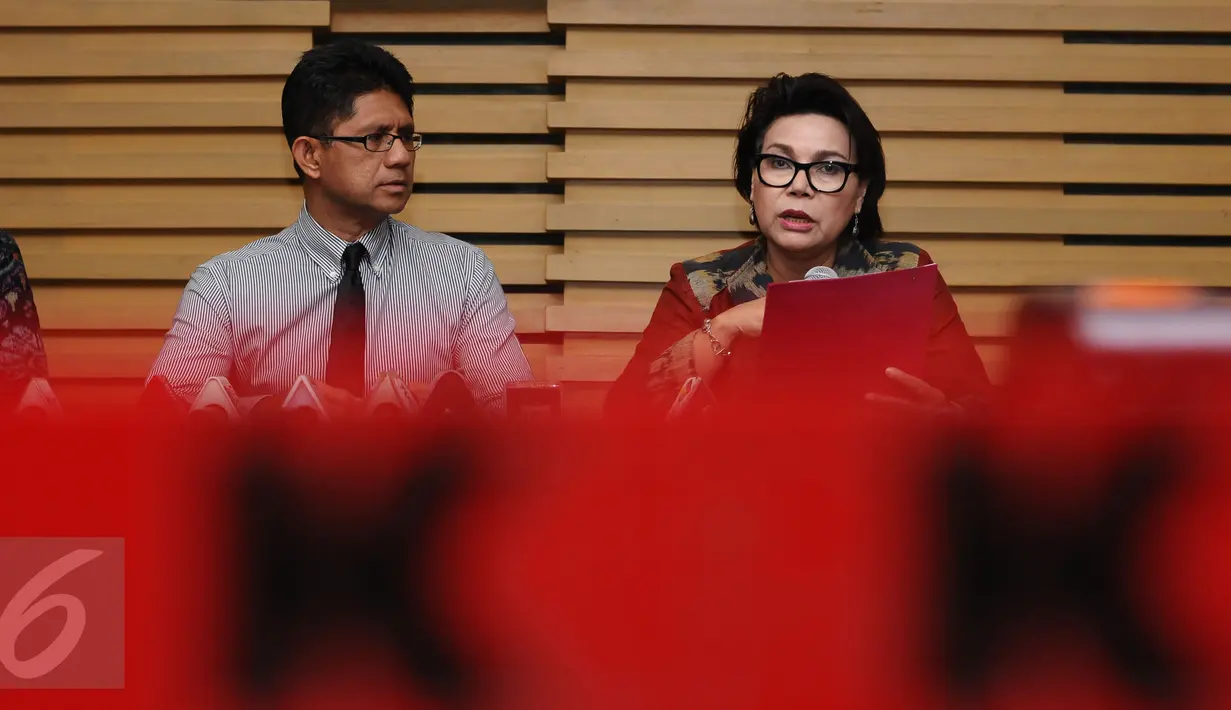 Pimpinan KPK, Basaria Panjaitan (kanan) saat memberi keterangan kasus OTT Hakim MK, Patrialis Akbar di Jakarta, Kamis (26/1). Patrialis diduga menerima suap uji materi undang-undang. (Liputan6.com/Helmi Fithriansyah)