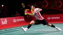 Pemain bulu tangkis Indonesia Jonatan Christie saat bertanding melawan pemain bulu tangkis Singapura Loh Kean Yew pada pertandingan tunggal putra Grup B BWF World Tour Finals 2022 di Bangkok, Thailand, Kamis (8/12/2022). Jonatan Christie mengalahkan Loh Kean Yew dengan rubber game, 16–21, 22–20, dan 21–10. (AP Photo/Sakchai Lalit)