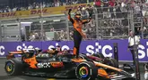 Pembalap McLaren, Oscar Piastri melakukan selebrasi setelah memenangkan Formula 1 GP Arab Saudi yang berlangsung di Sirkuit Jeddah Corniche, Arab Saudi, Minggu (20/04/2025) waktu setempat. (AP Photo/Altaf Qadri)