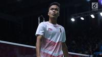 Tunggal putra Indonesia, Anthony Sinisuka Ginting saat melawan pemain Jepang, Kento Momota pada semifinal Bulutangkis Beregu Putra Asian Games 2018 di Jakarta, Selasa (21/8). (Liputan6.com/Helmi Fithriansyah)