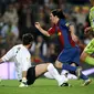 LIonel Messi saat mengecoh kiper Getafe, Luis Garcia usai solo run lewati beberapa pemain di pertandingan Liga Spanyol 2007 (Lluis Gene/AFP)