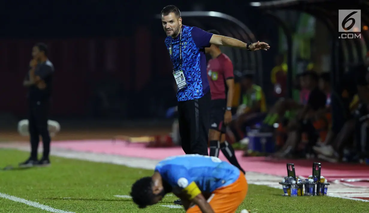 Pelatih Bhayangkara FC, Simon Mc Menemy saat laga melawan Perseru pada lanjutan Go-Jek Liga 1 Indonesia 2018 bersama Bukalapak di Stadion PTIK, Jakarta, Rabu (12/9). Bhayangkara FC unggul 1-0. (Liputan6.com/Helmi Fithriansyah)