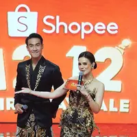 Daniel Mananta dan Astrid Tiar kembali menjadi pemandu TV Show Shopee 12.12 Birthday Sale.