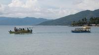 Pengunjung pantai botutonuo saat menaiki perahu sewaan untuk mengelilingi perairan teluk tomini (Arfandi/Liputan6.com)