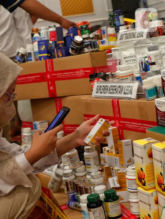 Dari TKP, BPOM menemukan dan menyita sejumlah barang bukti sediaan farmasi ilegal berupa obat, obat tradisional, suplemen kesehatan, kosmetika, dan pangan olahan ilegal yang tidak memiliki izin edar sebanyak 700 item (22.552 buah). (Liputan6.com/Angga Yuniar)
