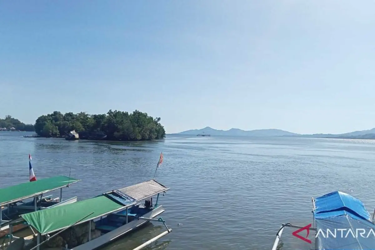 Suasana perairan di pesisir Gorontalo Utara pascagempa M 7,7 di Sangihe Sulut