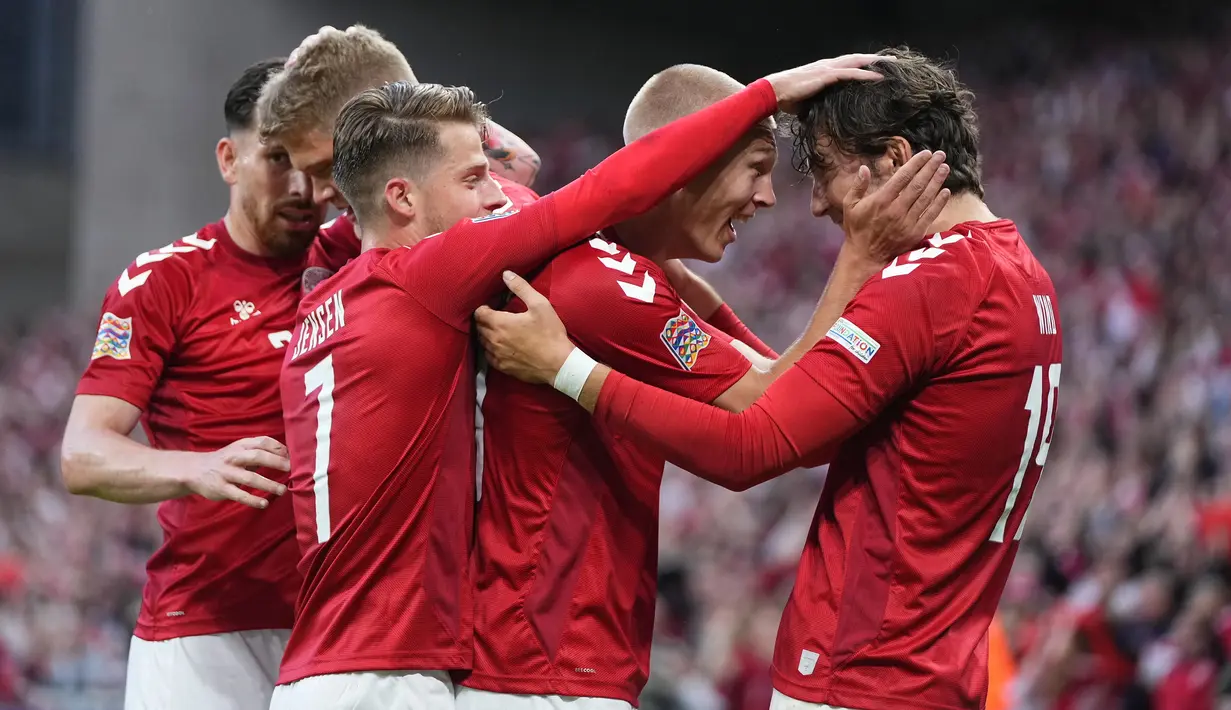 Penyerang Denmark, Jonas Wind (kanan) berselebrasi dengan rekan setimnya setelah mencetak gol ke gawang Austria pada laga keempat Grup A1 UEFA Nations League 2022/2023 di Parken Stadium, di Kopenhagen, Selasa (14/6/2022). Denmark menang atas Austria dengan skor 2-0. (Claus Bech/Ritzau Scanpix via AP)