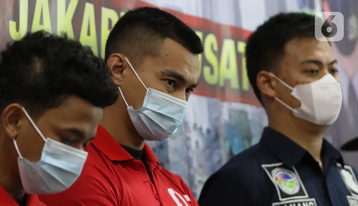 Artis peran Agung Saga (tengah) dihadirkan dalam rilis kasus kepemilikan narkotika di Polres Metro Jakarta Pusat, Rabu (31/3/2021). Agung Saga kembali ditangkap terkait kasus penyalahgunaan narkoba pada 27 Maret di apartemen Kalibata City. (Liputan6.com/Herman Zakharia)