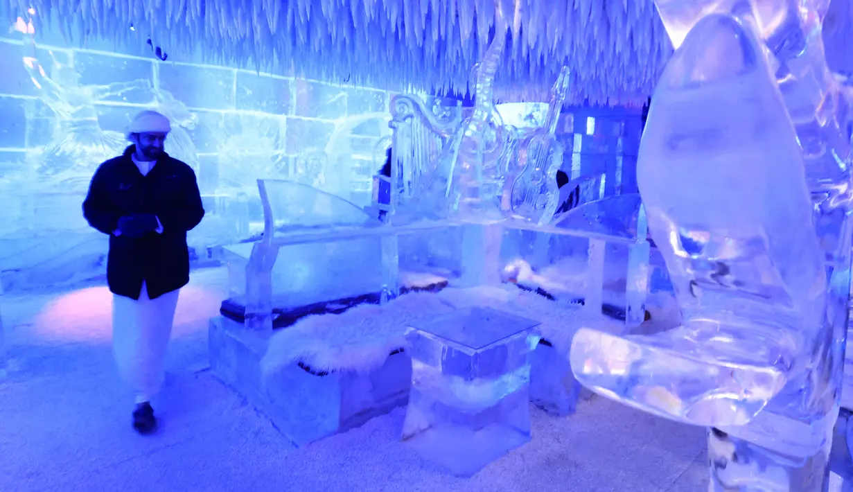 ChillOut Ice Lounge mengusung inovasi teknologi dalam hal pendinginan, pencahayaan, dan arsitektur. Dari sudut pandang arsitektur, bar ini merupakan kombinasi menarik dari es, kaca, dan baja. (KARIM SAHIB/AFP)