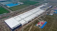Foto dari udara memperlihatkan pembangunan pabrik Tesla di Shanghai, China pada Selasa (16/7/2019). Pembangunan pabrik ini menjadi langkah pertama Tesla untuk melokalkan produksi di pasar automotif terbesar dunia tersebut. (AFP Photo)
