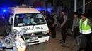 Mobil ambulans yang membawa jenazah terpidana mati Zainal Abidin keluar dari Pulau Nusakambangan, Cilacap, Jateng, Rabu (29/4/2015). Delapan terpidana mati kasus narkoba dieksekusi regu tembak di Nusakambangan pada dini hari. (Liputan6.com/Yoppy Renato)
