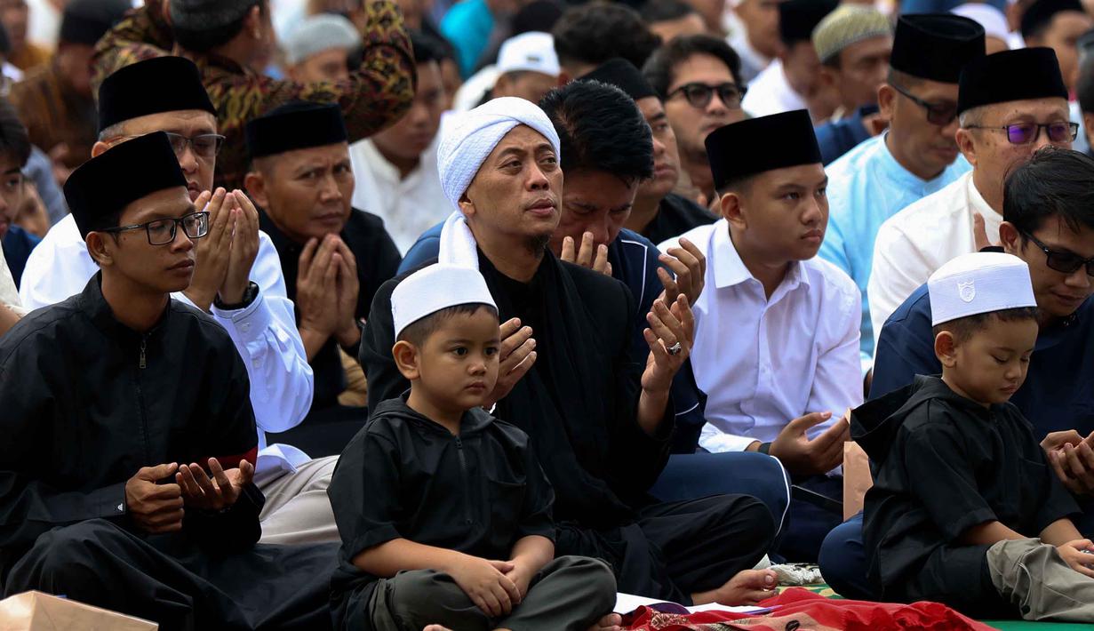 Keputusan itu diambil usai Kementerian Agama melakukan pemantauan hilal di 117 titik yang tersebar di seluruh Indonesia dan sidang isbat penentuan 1 Syawal 1444 Hijriah pada Kamis (19/3/2026). Tampak dalam foto, ribuan umat Muslim usai melaksanakan rangkaian salat Idulfitri 1447 Hijriah di Lapangan Utama Stadion Pakansari, Cibinong, Kabupaten Bogor, Jawa Barat, Sabtu (21/3/2026). (Kapanlagi.com/Budy Santoso)